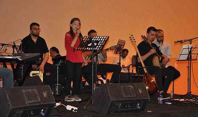 Öğrenciler Türkü yarışmasında hünerlerini sergiledi