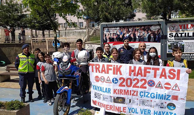 Öğrenciler yol kesip, trafik haftasında farkındalık oluşturdular