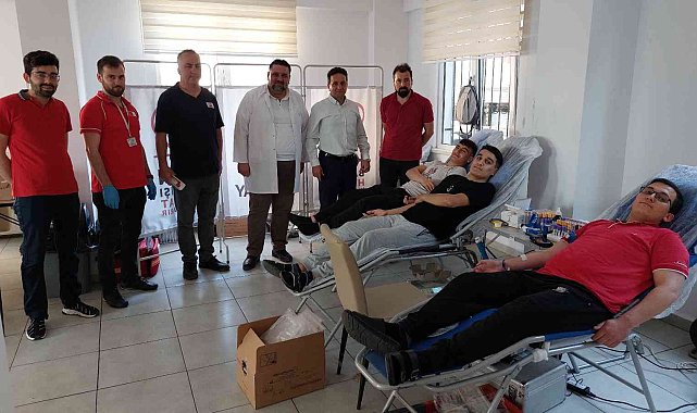 Öğrencilerden Kızılay&#039;a kan