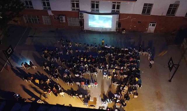 Okulda açık hava sinema keyfi