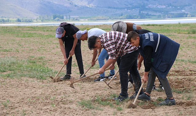 Okulda öğrenci, tarlada çiftçi