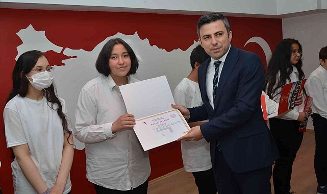 Okuma yarışmasında dereceye girenlere ödülleri verildi