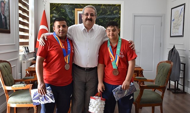 Olimpiyat madalyalarını Kaymakam Sağlam'a götürdüler