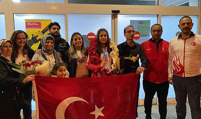 Olimpiyat üçüncüsü Arslan çiçeklerle karşılandı