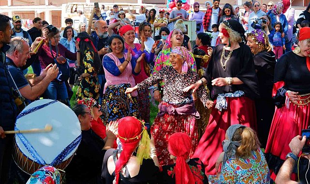 On binlerce kişinin katıldığı Kakava Hıdırellez Şenlikleri renkli görüntülerle başladı
