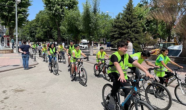 Onlarca bisikletli iklim değişikliğine dikkat çekmek için pedalladı