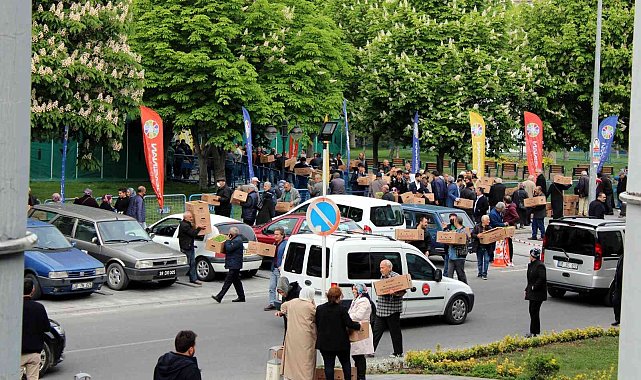 Organik domates fidesi almak için metrelerce kuyruk oluşturdular