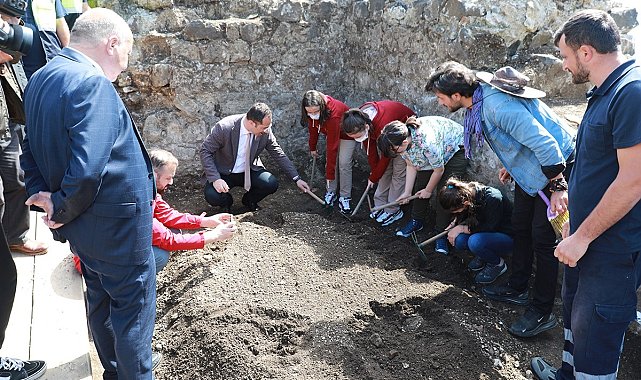 Ortaokul öğrencileri tarihi bin 100'lü yıllara dayanan Akçakale Kalesi'nde kazı yaptı