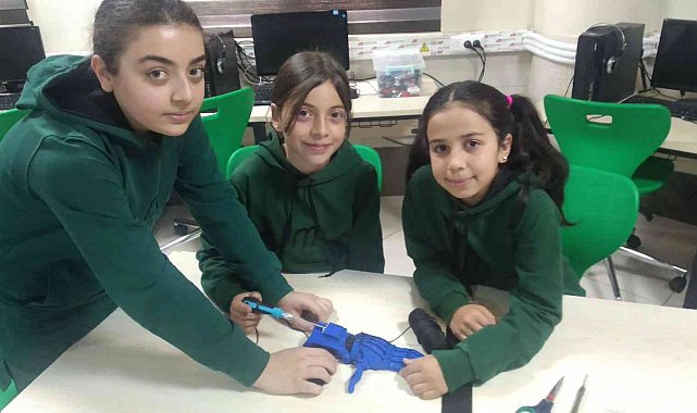 Ortaokulu öğrencileri engelli bireyler için robot el yaptı