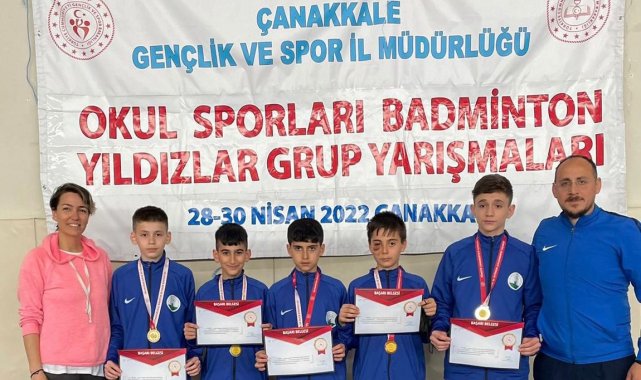Osmangazili badmintoncular birincilik kürsüsünde