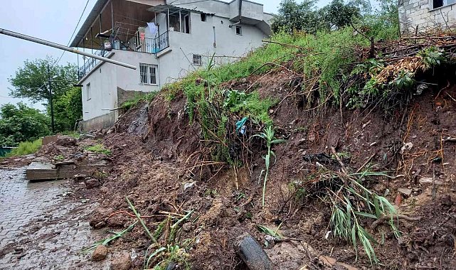 Osmaniye'de heyelan köy yolunu kısmen ulaşıma kapadı, istinat duvarını yıktı