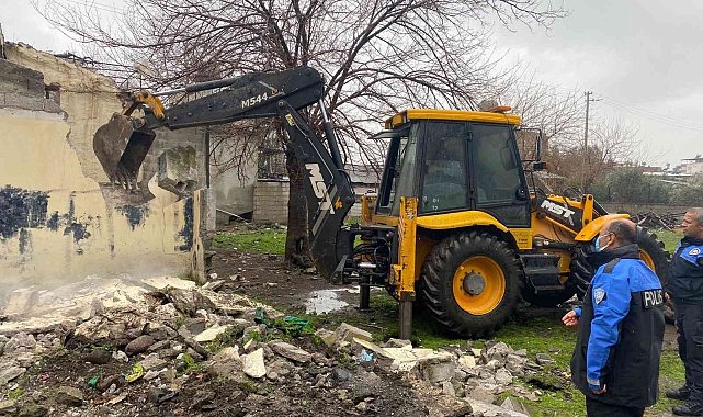 Osmaniye&#039;de metruk binalar yıkılıyor