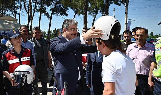 Osmaniye'de motosiklet sürücülerine kask dağıtıldı
