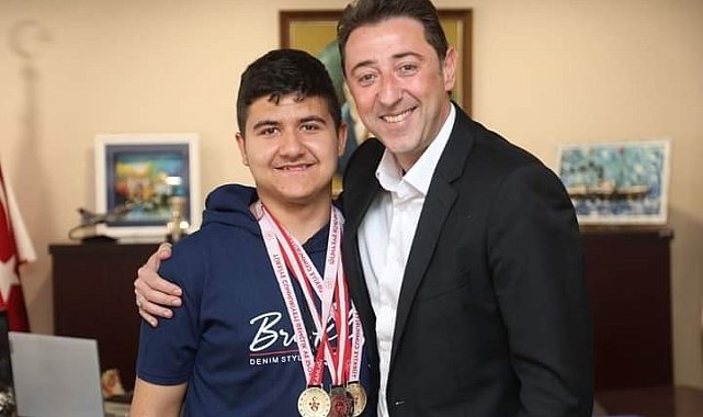 Otizmli öğrenci okulunun ve Bandırma&#039;nın gururu oldu