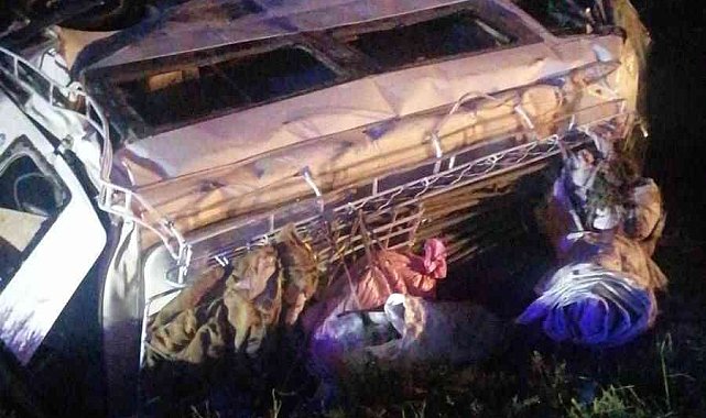 Otobüsün çarpmasıyla şarampole yuvarlanan minibüsteki 2'si çocuk 8 kişi yaralandı