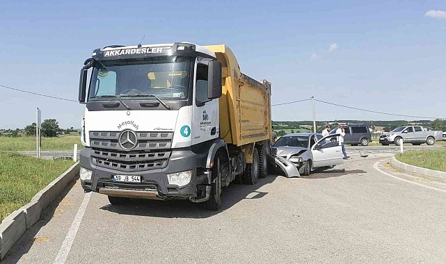 Otomobil kamyona arkadan çarptı: 1 yaralı