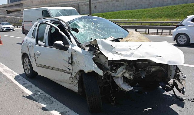 Otomobil, otobüs ile tırın arasında sıkıştı: 3 yaralı