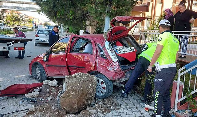 Otomobil, park halindeki otomobilin üzerine uçtu