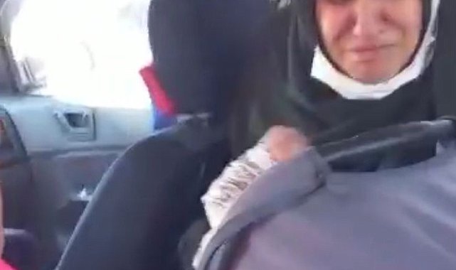 Otomobilde mahsur kalan bebeği itfaiye kurtardı