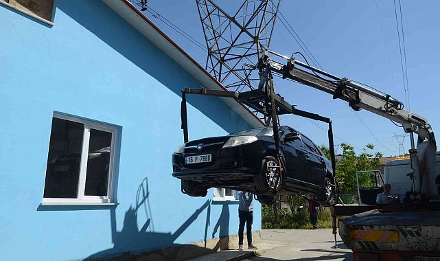 Otomobilini evin önüne park ederek yıkımı engellemek istedi