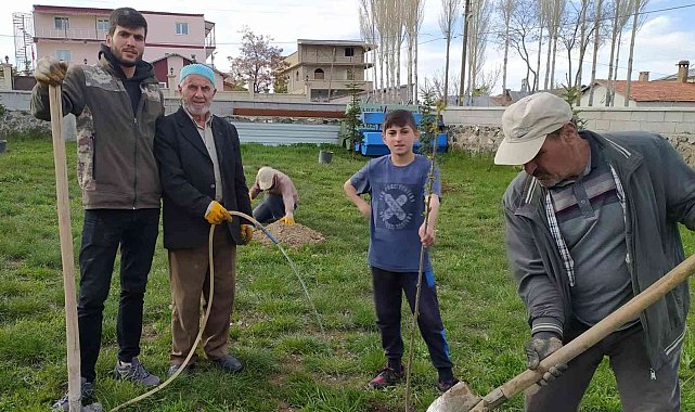 Özalplı gençler geleceğe nefes olmak için fidan dikti