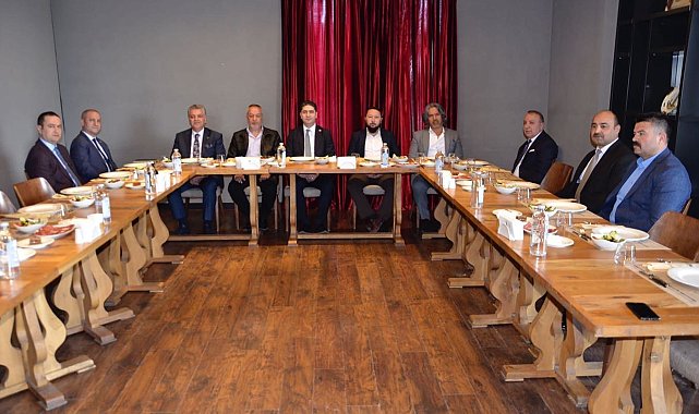 Özdemir, Doğu Türkistan davasının temsilcileri ile bir araya geldi