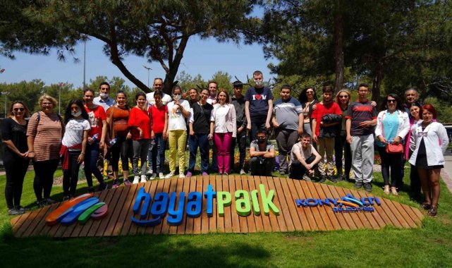 Özel çocuklar Hayatpark'ta çim ekti