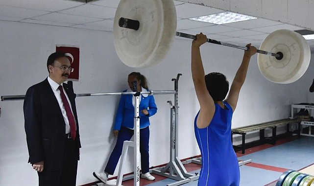 Özel gereksinimli sporcular hünerlerini sergiledi