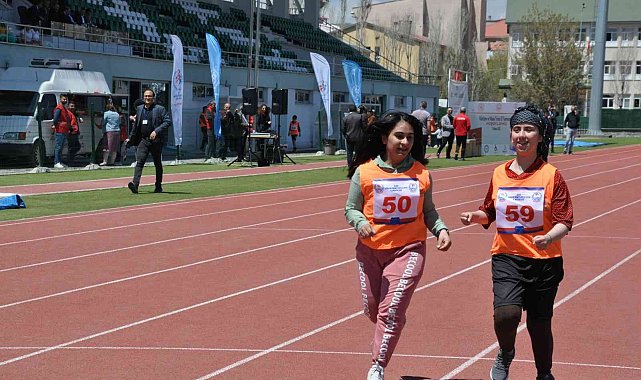 Özel sporcular kıyasıya mücadele etti