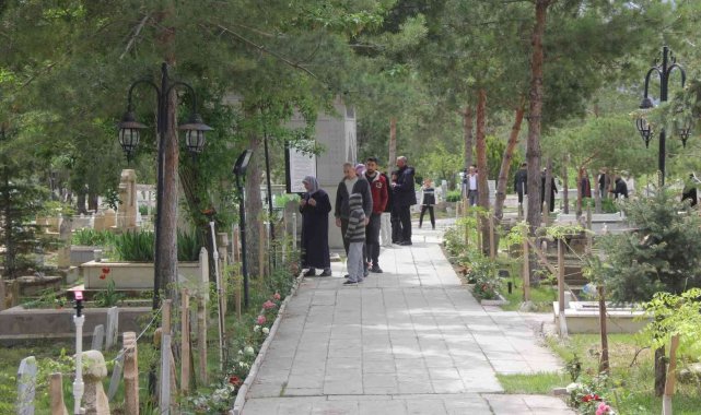 Pandemiyle geçen iki yılın ardından mezarlıklar ziyaretçilerle doldu