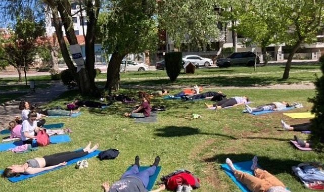 Parkta düzenlenen ücretsiz yoga etkinliği yoğun ilgi gördü