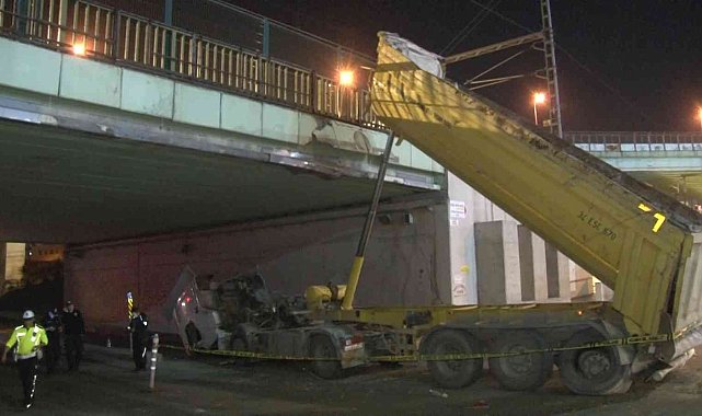 Pendik'te dorsesi açılan kamyon alt geçide çarptı: 1 yaralı