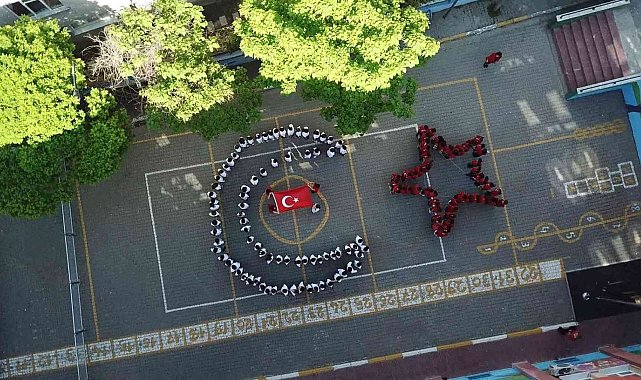 Pendik'te ilkokul öğrencilerinden 19 Mayıs için ay yıldızlı koreografi