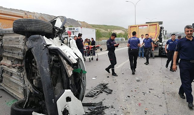 Pendik&#039;te Sabiha Gökçen bağlantı yolunda 2 araç birbirine girdi: 2 yaralı