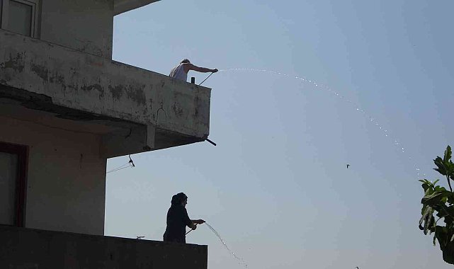 Pendik'te yanan gecekonduya vatandaştan hortumlu müdahale
