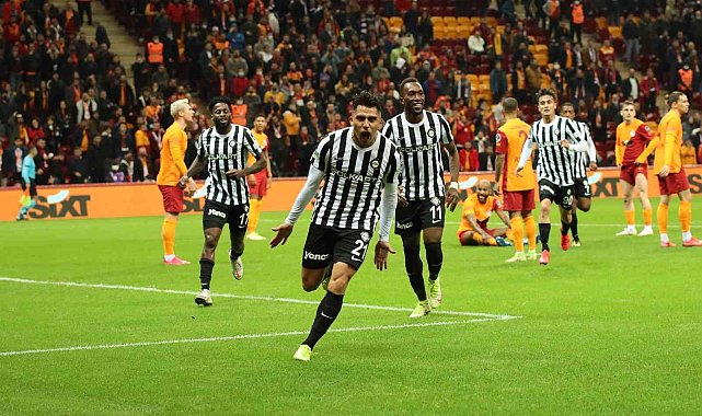 Pinares, Altay'a veda etti