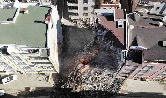 Pisa Kulesi gibi eğilmeye başlayan apartman yıkıldı