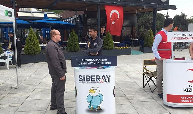 Polis açtığı stant ile vatandaşları bilgilendirdi