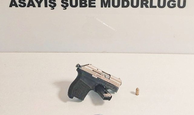 Polis denetiminde 2 kişinin üzerinde silah ele geçirildi