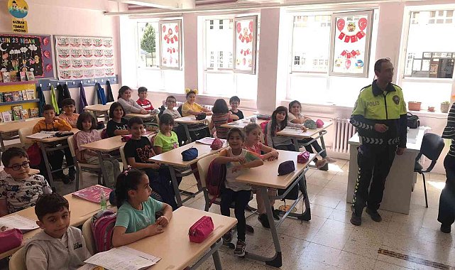 Polisler miniklere güvenli trafiği anlattı