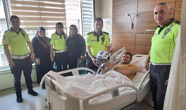 Polisler, tedavi gören kazazedeye kask hediye etti