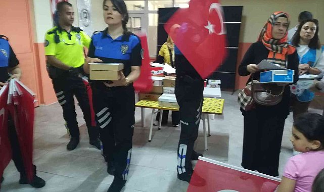 Polisten öğrencilere eğitim ve ayakkabı yardımı