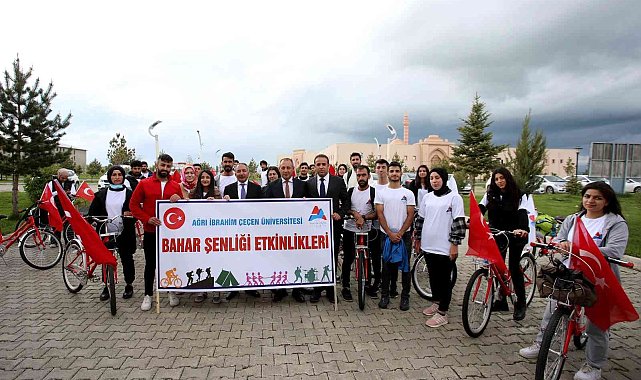 Prof. Dr. Karabulut sporcu öğrencilerle bir araya geldi