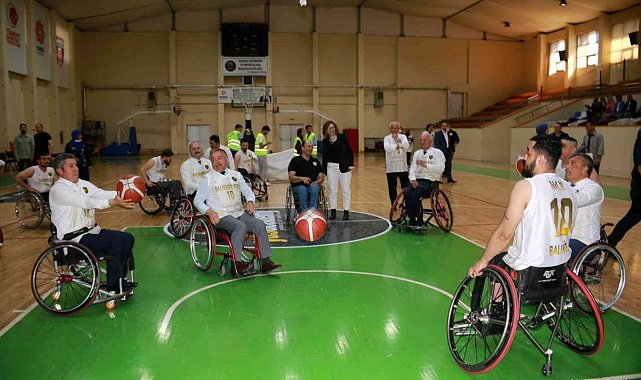 Protokol ile engellilerin basket maçı nefes kesti