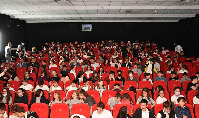 Protokol üyeleri öğrencilerle birlikte 'Kurtuluş Hattı' filmini izledi