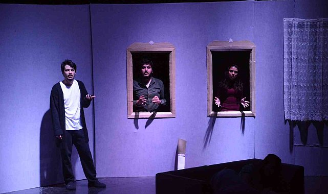 "Bişey Yap Met" ayakta alkışlandı