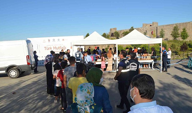 "Türk Mutfağı Haftası'nda vatandaşlara Diyarbakır lezzetleri ikram edildi