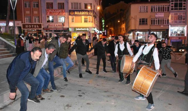 Ramazan davulcuları Ramazan ayına davul gösterisi ile veda etti