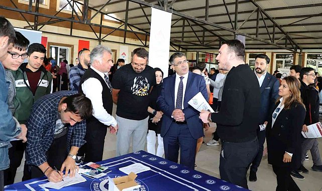 Rektör Aktekin 'Üniversite Tanıtım Fuarı'nı ziyaret etti