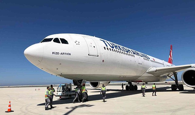 Rize-Artvin Havalimanı'na ilk yolcu uçağı indi